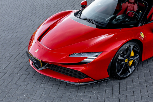 Ferrari SF90 Stradale 4.0 V8 - Origineel NL | Rosso Formula 1 | Lift | Carbon