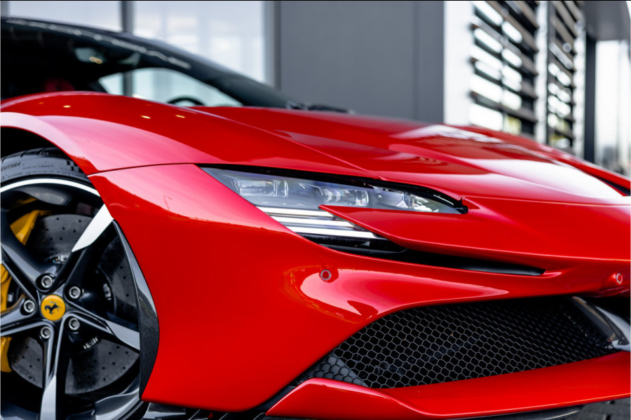 Ferrari SF90 Stradale 4.0 V8 - Origineel NL | Rosso Formula 1 | Lift | Carbon