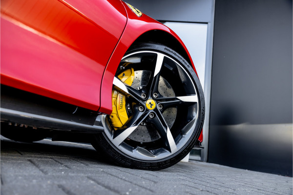Ferrari SF90 Stradale 4.0 V8 - Origineel NL | Rosso Formula 1 | Lift | Carbon