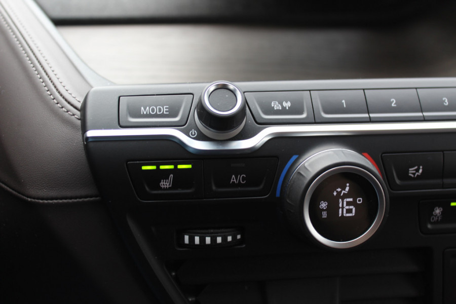 BMW i3 Executive Edition 120Ah 42 kWh / Panoramadak / Camera / Leder / Navigatie / 20'' / Warmtepomp / DAB / Stoelverwarming / Cruise Control