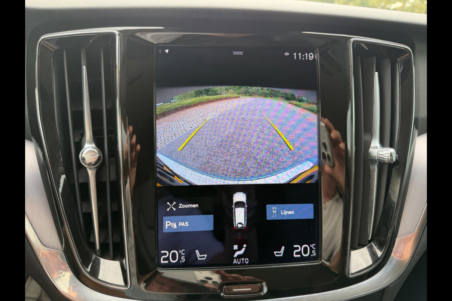 Volvo V60 2.0 B3 Momentum Advantage, leder sportinterieur, achteruitrijcamera, 19 inch, 1 e eigenaar, NL auto met nap