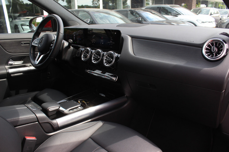 Mercedes-Benz EQA 250+ Luxury Line 71 kWh / SoH 93,4% / Camera / Leder / CarPlay / Keyless / 18'' / Stoelverwarming / DAB / Cruise Control