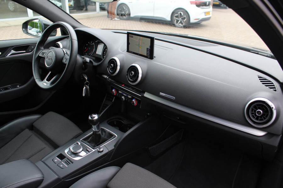 Audi A3 Sportback 1.0 TFSI Sport S Line Edition / Trekhaak / Navigatie / Parkeerhulp achter / Sportstoelen / Cruise Control / LED Koplampen