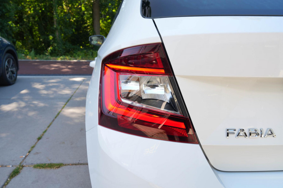 Škoda Fabia 1.0 TSI Ambition | Automaat | Camera | Carplay | Stoelverwarming | Climate