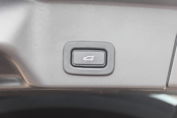 Land Rover Range Rover Evoque 2.0 P200 AWD SE / Panoramadak / Camera / Leder / 18'' / Elektr. Stoelen / Virtual Cockpit / Cruise Control