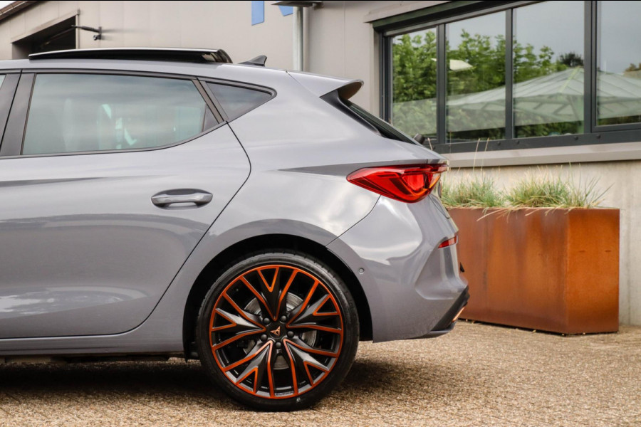 CUPRA Leon 1.4 e-Hybrid VZ Copper Edition 245pk DSG! 1e|Panoramadak|Virtual Cockpit|LED Matrix|Kuipstoelen elektrisch|NAVI|Camera