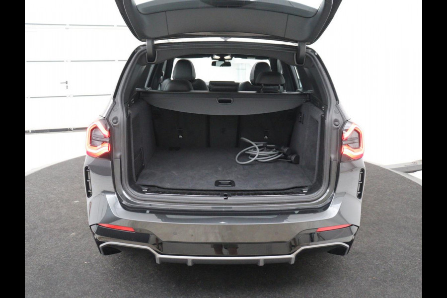 BMW iX3 Executive 80 kWh | SOH 93,8% | Panoramadak | Leder | Stoelverwarming | Adaptive cruise | Carplay | Sfeerverlichting | Camera | Park assist | Elektrische achterklep | PHEV