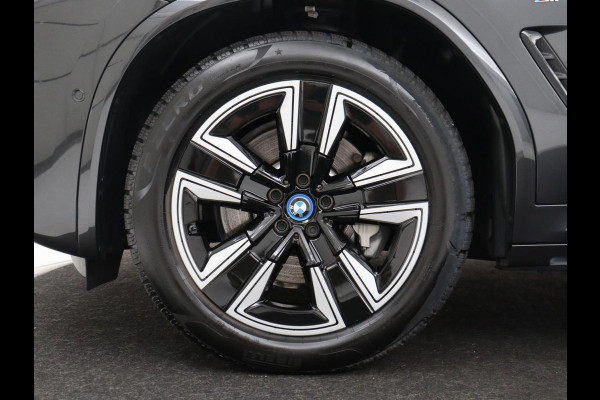 BMW iX3 Executive 80 kWh | SOH 93,8% | Panoramadak | Leder | Stoelverwarming | Adaptive cruise | Carplay | Sfeerverlichting | Camera | Park assist | Elektrische achterklep | PHEV