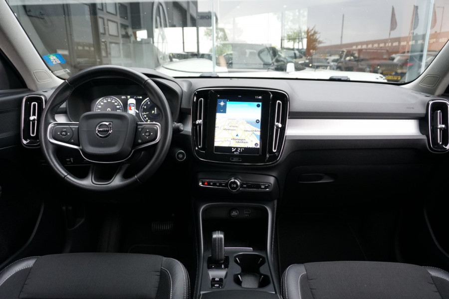 Volvo XC40 1.5 T3 Momentum Pro + DEALER ONDERHOUDEN + CAMERA / CARPLAY