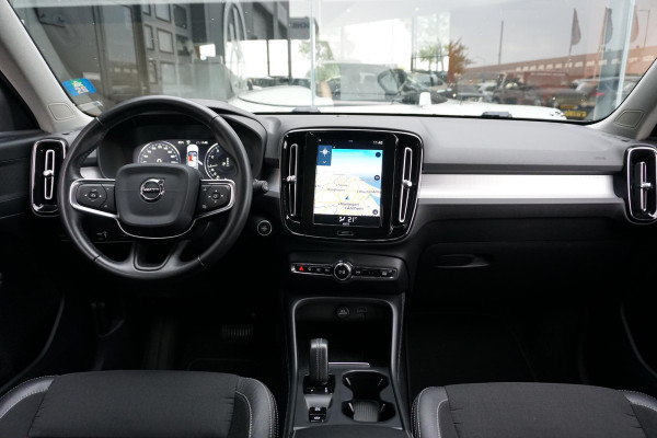 Volvo XC40 1.5 T3 Momentum Pro + DEALER ONDERHOUDEN + CAMERA / CARPLAY