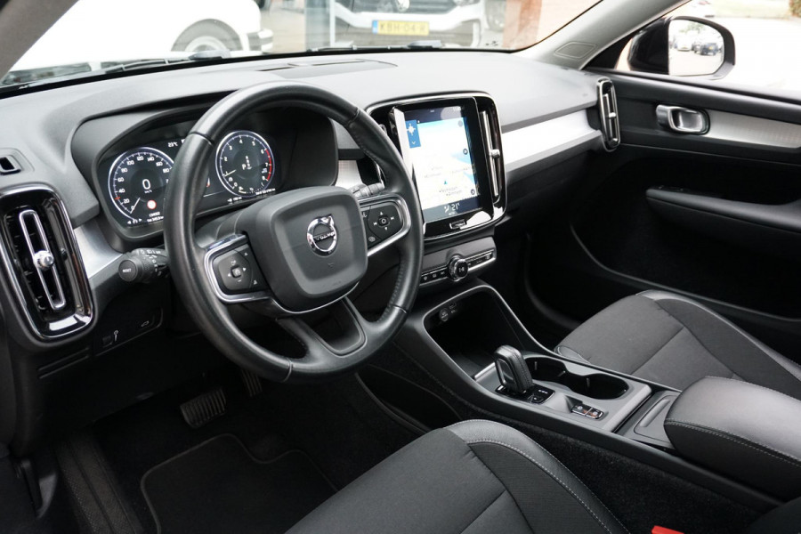 Volvo XC40 1.5 T3 Momentum Pro + DEALER ONDERHOUDEN + CAMERA / CARPLAY