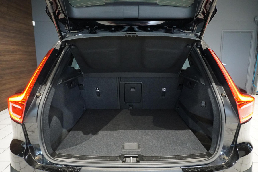 Volvo XC40 1.5 T3 Momentum Pro + DEALER ONDERHOUDEN + CAMERA / CARPLAY