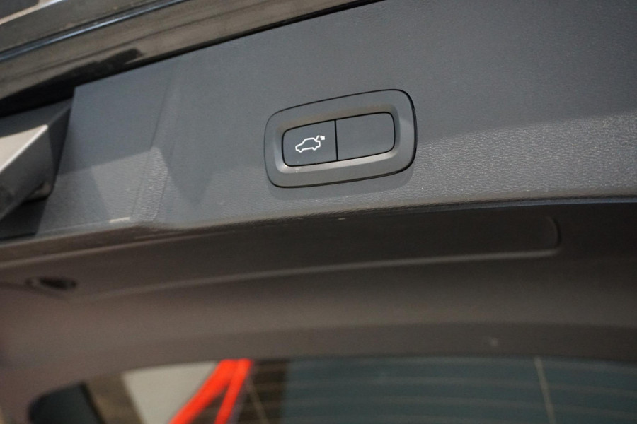 Volvo XC40 1.5 T3 Momentum Pro + DEALER ONDERHOUDEN + CAMERA / CARPLAY