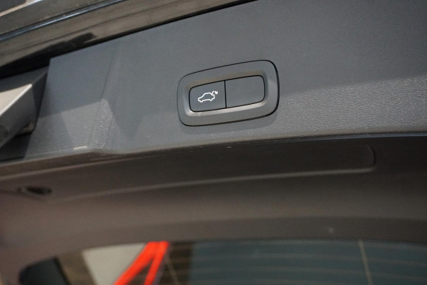 Volvo XC40 1.5 T3 Momentum Pro + DEALER ONDERHOUDEN + CAMERA / CARPLAY