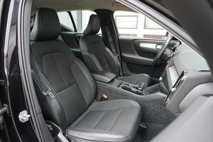 Volvo XC40 1.5 T3 Momentum Pro + DEALER ONDERHOUDEN + CAMERA / CARPLAY