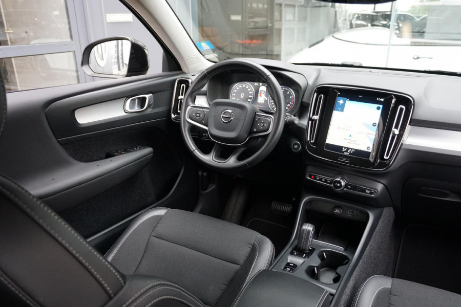 Volvo XC40 1.5 T3 Momentum Pro + DEALER ONDERHOUDEN + CAMERA / CARPLAY
