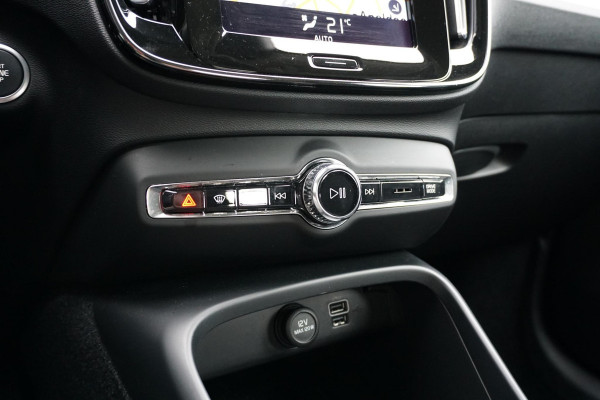 Volvo XC40 1.5 T3 Momentum Pro + DEALER ONDERHOUDEN + CAMERA / CARPLAY
