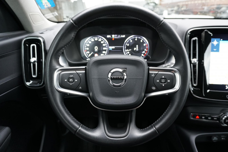 Volvo XC40 1.5 T3 Momentum Pro + DEALER ONDERHOUDEN + CAMERA / CARPLAY
