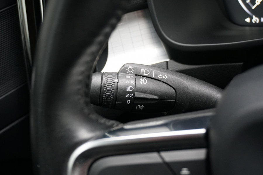 Volvo XC40 1.5 T3 Momentum Pro + DEALER ONDERHOUDEN + CAMERA / CARPLAY