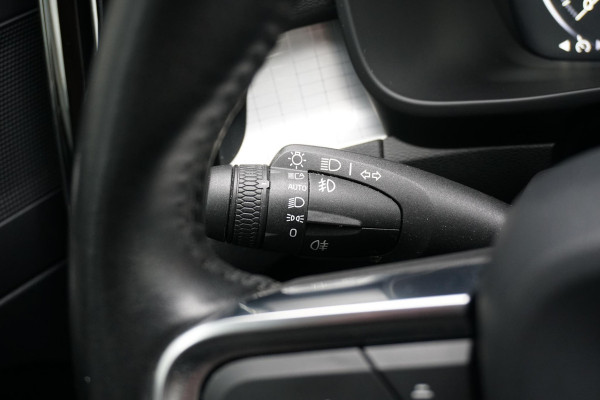 Volvo XC40 1.5 T3 Momentum Pro + DEALER ONDERHOUDEN + CAMERA / CARPLAY