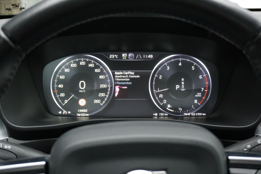 Volvo XC40 1.5 T3 Momentum Pro + DEALER ONDERHOUDEN + CAMERA / CARPLAY