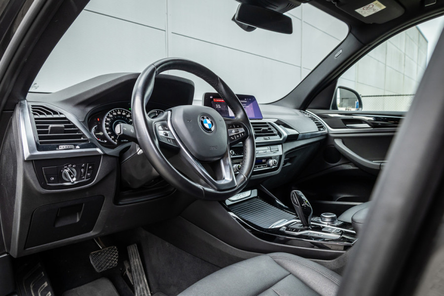 BMW X3 xDrive30e Stoelverwarming / LED / 18inch / Carplay /