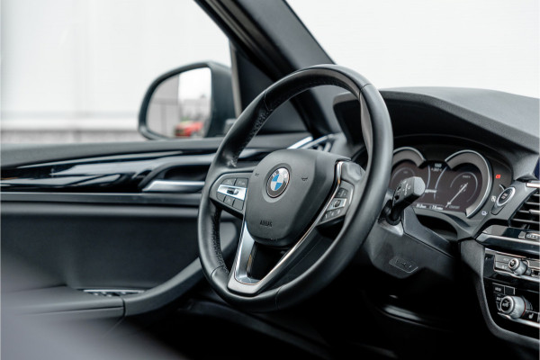 BMW X3 xDrive30e Stoelverwarming / LED / 18inch / Carplay /