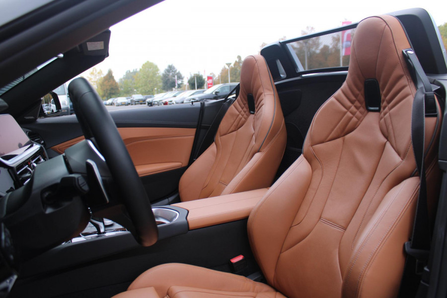 BMW Z4 ROADSTER sDRIVE 20i 197PK HIGH EXECUTIVE M-SPORT AUTOMAAT | M INTERIEURPAKKET  | M EXTERIEURPAKKET | M SPORTSTUUR | HARMAN KARDON | SFEERVERLICHTING IN 11 VERSCHILLENDE KLEUREN |19" VIJFDUBBELSPAAKS M SPORTWIELEN | NAVIGATIE | DRAADLOZE APPLE CARPLAY / ANDROID AUTO |  LEDER VERNASCA COGNAC | STOEL / STUUR VERWARMING | ACHTERUITRIJCAMERA | FULL LED KOPLAMPEN | SAFETY PAKKET | DODEHOEK DETECTIE |