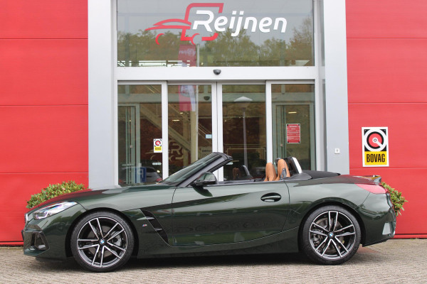 BMW Z4 ROADSTER sDRIVE 20i 197PK HIGH EXECUTIVE M-SPORT AUTOMAAT | M INTERIEURPAKKET  | M EXTERIEURPAKKET | M SPORTSTUUR | HARMAN KARDON | SFEERVERLICHTING IN 11 VERSCHILLENDE KLEUREN |19" VIJFDUBBELSPAAKS M SPORTWIELEN | NAVIGATIE | DRAADLOZE APPLE CARPLAY / ANDROID AUTO |  LEDER VERNASCA COGNAC | STOEL / STUUR VERWARMING | ACHTERUITRIJCAMERA | FULL LED KOPLAMPEN | SAFETY PAKKET | DODEHOEK DETECTIE |