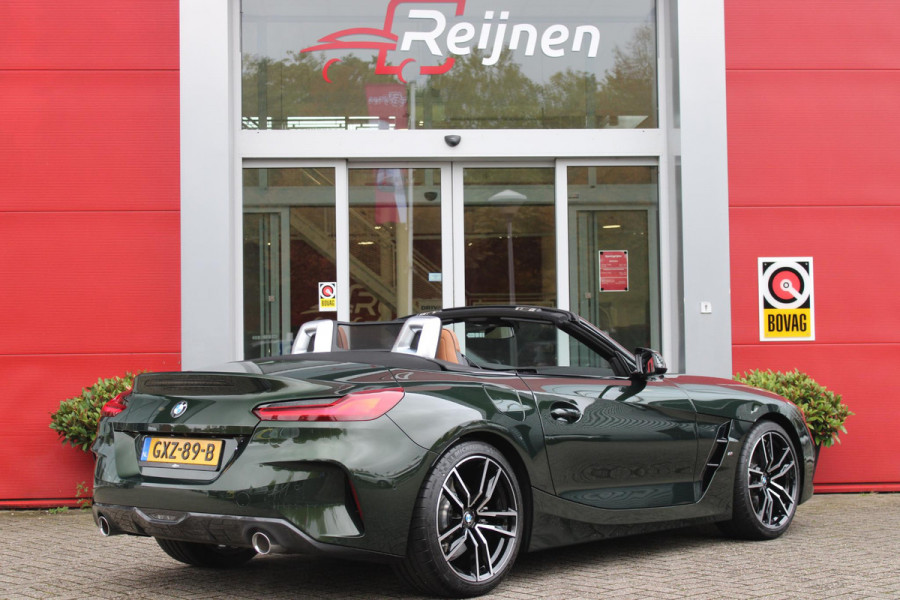 BMW Z4 ROADSTER sDRIVE 20i 197PK HIGH EXECUTIVE M-SPORT AUTOMAAT | M INTERIEURPAKKET  | M EXTERIEURPAKKET | M SPORTSTUUR | HARMAN KARDON | SFEERVERLICHTING IN 11 VERSCHILLENDE KLEUREN |19" VIJFDUBBELSPAAKS M SPORTWIELEN | NAVIGATIE | DRAADLOZE APPLE CARPLAY / ANDROID AUTO |  LEDER VERNASCA COGNAC | STOEL / STUUR VERWARMING | ACHTERUITRIJCAMERA | FULL LED KOPLAMPEN | SAFETY PAKKET | DODEHOEK DETECTIE |
