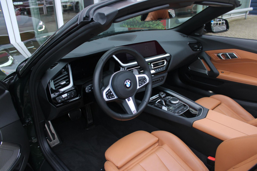 BMW Z4 ROADSTER sDRIVE 20i 197PK HIGH EXECUTIVE M-SPORT AUTOMAAT | M INTERIEURPAKKET  | M EXTERIEURPAKKET | M SPORTSTUUR | HARMAN KARDON | SFEERVERLICHTING IN 11 VERSCHILLENDE KLEUREN |19" VIJFDUBBELSPAAKS M SPORTWIELEN | NAVIGATIE | DRAADLOZE APPLE CARPLAY / ANDROID AUTO |  LEDER VERNASCA COGNAC | STOEL / STUUR VERWARMING | ACHTERUITRIJCAMERA | FULL LED KOPLAMPEN | SAFETY PAKKET | DODEHOEK DETECTIE |