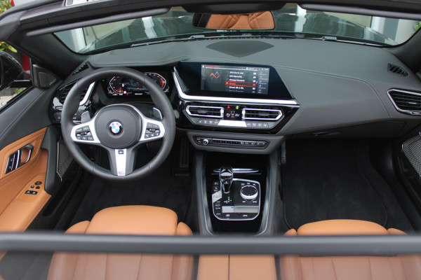 BMW Z4 ROADSTER sDRIVE 20i 197PK HIGH EXECUTIVE M-SPORT AUTOMAAT | M INTERIEURPAKKET  | M EXTERIEURPAKKET | M SPORTSTUUR | HARMAN KARDON | SFEERVERLICHTING IN 11 VERSCHILLENDE KLEUREN |19" VIJFDUBBELSPAAKS M SPORTWIELEN | NAVIGATIE | DRAADLOZE APPLE CARPLAY / ANDROID AUTO |  LEDER VERNASCA COGNAC | STOEL / STUUR VERWARMING | ACHTERUITRIJCAMERA | FULL LED KOPLAMPEN | SAFETY PAKKET | DODEHOEK DETECTIE |