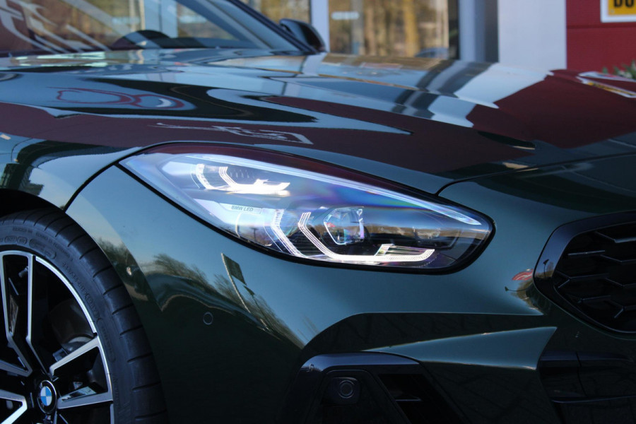 BMW Z4 ROADSTER sDRIVE 20i 197PK HIGH EXECUTIVE M-SPORT AUTOMAAT | M INTERIEURPAKKET  | M EXTERIEURPAKKET | M SPORTSTUUR | HARMAN KARDON | SFEERVERLICHTING IN 11 VERSCHILLENDE KLEUREN |19" VIJFDUBBELSPAAKS M SPORTWIELEN | NAVIGATIE | DRAADLOZE APPLE CARPLAY / ANDROID AUTO |  LEDER VERNASCA COGNAC | STOEL / STUUR VERWARMING | ACHTERUITRIJCAMERA | FULL LED KOPLAMPEN | SAFETY PAKKET | DODEHOEK DETECTIE |