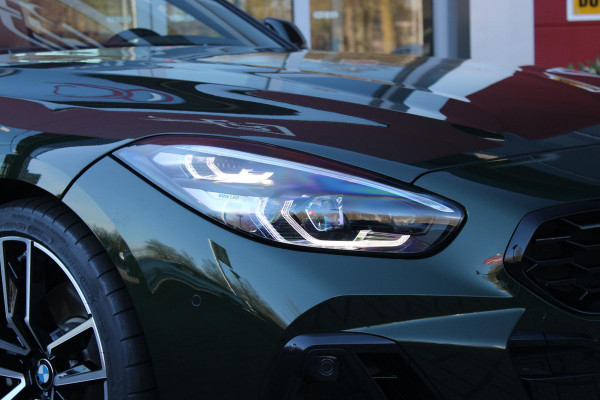 BMW Z4 ROADSTER sDRIVE 20i 197PK HIGH EXECUTIVE M-SPORT AUTOMAAT | M INTERIEURPAKKET  | M EXTERIEURPAKKET | M SPORTSTUUR | HARMAN KARDON | SFEERVERLICHTING IN 11 VERSCHILLENDE KLEUREN |19" VIJFDUBBELSPAAKS M SPORTWIELEN | NAVIGATIE | DRAADLOZE APPLE CARPLAY / ANDROID AUTO |  LEDER VERNASCA COGNAC | STOEL / STUUR VERWARMING | ACHTERUITRIJCAMERA | FULL LED KOPLAMPEN | SAFETY PAKKET | DODEHOEK DETECTIE |