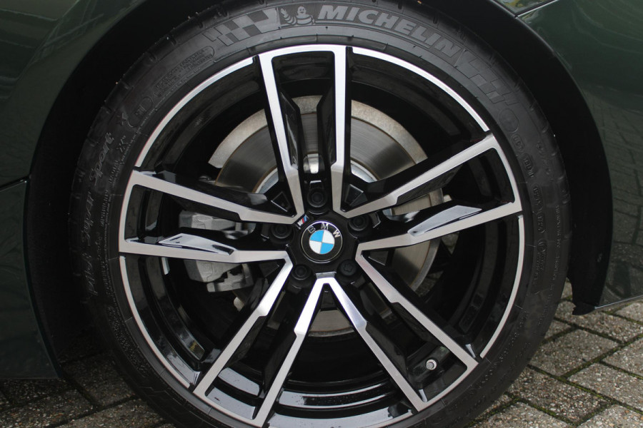BMW Z4 ROADSTER sDRIVE 20i 197PK HIGH EXECUTIVE M-SPORT AUTOMAAT | M INTERIEURPAKKET  | M EXTERIEURPAKKET | M SPORTSTUUR | HARMAN KARDON | SFEERVERLICHTING IN 11 VERSCHILLENDE KLEUREN |19" VIJFDUBBELSPAAKS M SPORTWIELEN | NAVIGATIE | DRAADLOZE APPLE CARPLAY / ANDROID AUTO |  LEDER VERNASCA COGNAC | STOEL / STUUR VERWARMING | ACHTERUITRIJCAMERA | FULL LED KOPLAMPEN | SAFETY PAKKET | DODEHOEK DETECTIE |