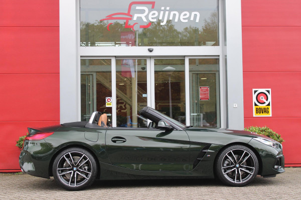 BMW Z4 ROADSTER sDRIVE 20i 197PK HIGH EXECUTIVE M-SPORT AUTOMAAT | M INTERIEURPAKKET  | M EXTERIEURPAKKET | M SPORTSTUUR | HARMAN KARDON | SFEERVERLICHTING IN 11 VERSCHILLENDE KLEUREN |19" VIJFDUBBELSPAAKS M SPORTWIELEN | NAVIGATIE | DRAADLOZE APPLE CARPLAY / ANDROID AUTO |  LEDER VERNASCA COGNAC | STOEL / STUUR VERWARMING | ACHTERUITRIJCAMERA | FULL LED KOPLAMPEN | SAFETY PAKKET | DODEHOEK DETECTIE |