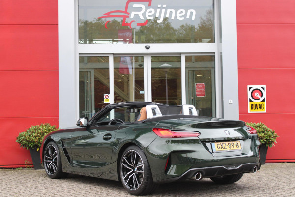 BMW Z4 ROADSTER sDRIVE 20i 197PK HIGH EXECUTIVE M-SPORT AUTOMAAT | M INTERIEURPAKKET  | M EXTERIEURPAKKET | M SPORTSTUUR | HARMAN KARDON | SFEERVERLICHTING IN 11 VERSCHILLENDE KLEUREN |19" VIJFDUBBELSPAAKS M SPORTWIELEN | NAVIGATIE | DRAADLOZE APPLE CARPLAY / ANDROID AUTO |  LEDER VERNASCA COGNAC | STOEL / STUUR VERWARMING | ACHTERUITRIJCAMERA | FULL LED KOPLAMPEN | SAFETY PAKKET | DODEHOEK DETECTIE |