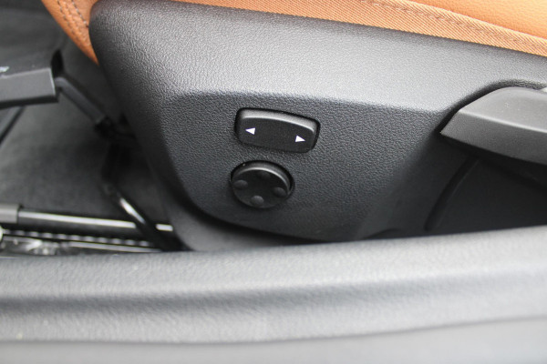 BMW Z4 ROADSTER sDRIVE 20i 197PK HIGH EXECUTIVE M-SPORT AUTOMAAT | M INTERIEURPAKKET  | M EXTERIEURPAKKET | M SPORTSTUUR | HARMAN KARDON | SFEERVERLICHTING IN 11 VERSCHILLENDE KLEUREN |19" VIJFDUBBELSPAAKS M SPORTWIELEN | NAVIGATIE | DRAADLOZE APPLE CARPLAY / ANDROID AUTO |  LEDER VERNASCA COGNAC | STOEL / STUUR VERWARMING | ACHTERUITRIJCAMERA | FULL LED KOPLAMPEN | SAFETY PAKKET | DODEHOEK DETECTIE |