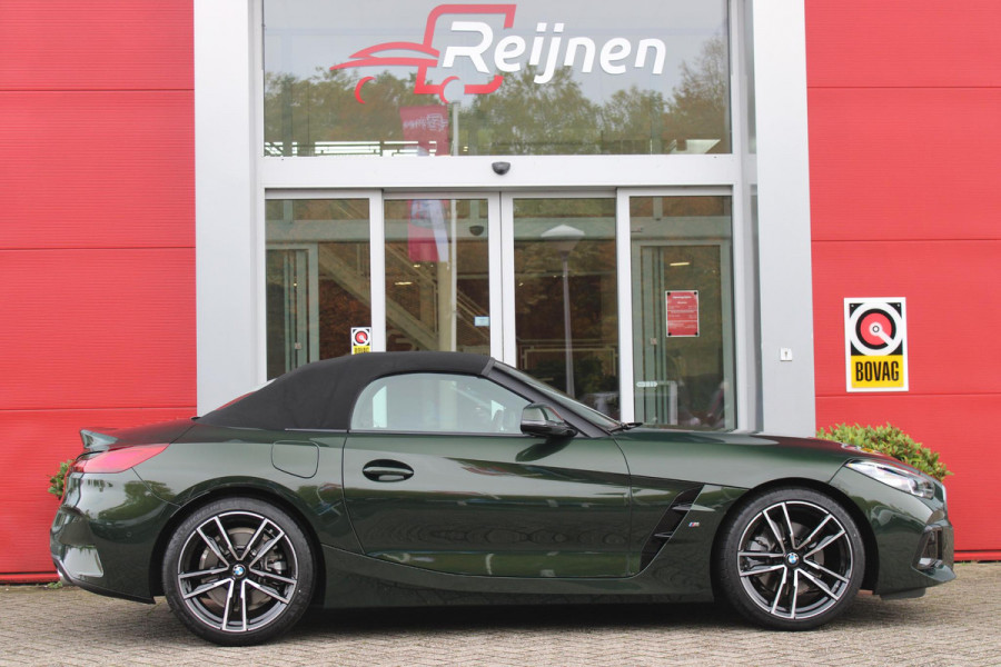 BMW Z4 ROADSTER sDRIVE 20i 197PK HIGH EXECUTIVE M-SPORT AUTOMAAT | M INTERIEURPAKKET  | M EXTERIEURPAKKET | M SPORTSTUUR | HARMAN KARDON | SFEERVERLICHTING IN 11 VERSCHILLENDE KLEUREN |19" VIJFDUBBELSPAAKS M SPORTWIELEN | NAVIGATIE | DRAADLOZE APPLE CARPLAY / ANDROID AUTO |  LEDER VERNASCA COGNAC | STOEL / STUUR VERWARMING | ACHTERUITRIJCAMERA | FULL LED KOPLAMPEN | SAFETY PAKKET | DODEHOEK DETECTIE |