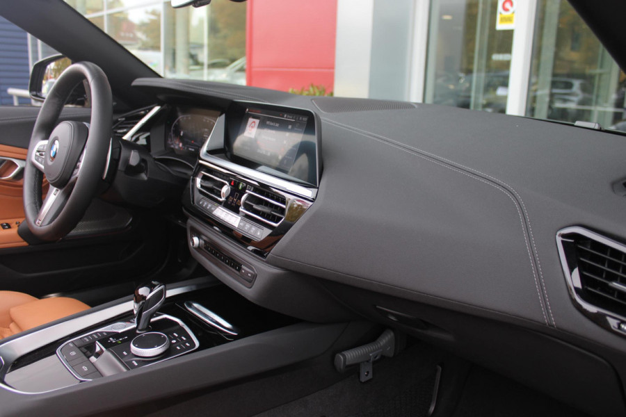 BMW Z4 ROADSTER sDRIVE 20i 197PK HIGH EXECUTIVE M-SPORT AUTOMAAT | M INTERIEURPAKKET  | M EXTERIEURPAKKET | M SPORTSTUUR | HARMAN KARDON | SFEERVERLICHTING IN 11 VERSCHILLENDE KLEUREN |19" VIJFDUBBELSPAAKS M SPORTWIELEN | NAVIGATIE | DRAADLOZE APPLE CARPLAY / ANDROID AUTO |  LEDER VERNASCA COGNAC | STOEL / STUUR VERWARMING | ACHTERUITRIJCAMERA | FULL LED KOPLAMPEN | SAFETY PAKKET | DODEHOEK DETECTIE |