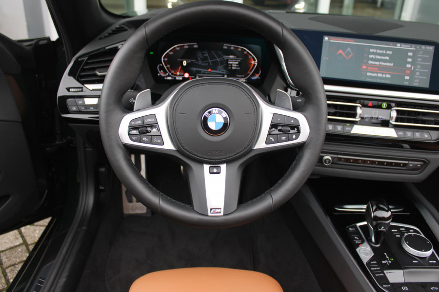 BMW Z4 ROADSTER sDRIVE 20i 197PK HIGH EXECUTIVE M-SPORT AUTOMAAT | M INTERIEURPAKKET  | M EXTERIEURPAKKET | M SPORTSTUUR | HARMAN KARDON | SFEERVERLICHTING IN 11 VERSCHILLENDE KLEUREN |19" VIJFDUBBELSPAAKS M SPORTWIELEN | NAVIGATIE | DRAADLOZE APPLE CARPLAY / ANDROID AUTO |  LEDER VERNASCA COGNAC | STOEL / STUUR VERWARMING | ACHTERUITRIJCAMERA | FULL LED KOPLAMPEN | SAFETY PAKKET | DODEHOEK DETECTIE |
