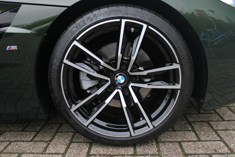 BMW Z4 ROADSTER sDRIVE 20i 197PK HIGH EXECUTIVE M-SPORT AUTOMAAT | M INTERIEURPAKKET  | M EXTERIEURPAKKET | M SPORTSTUUR | HARMAN KARDON | SFEERVERLICHTING IN 11 VERSCHILLENDE KLEUREN |19" VIJFDUBBELSPAAKS M SPORTWIELEN | NAVIGATIE | DRAADLOZE APPLE CARPLAY / ANDROID AUTO |  LEDER VERNASCA COGNAC | STOEL / STUUR VERWARMING | ACHTERUITRIJCAMERA | FULL LED KOPLAMPEN | SAFETY PAKKET | DODEHOEK DETECTIE |