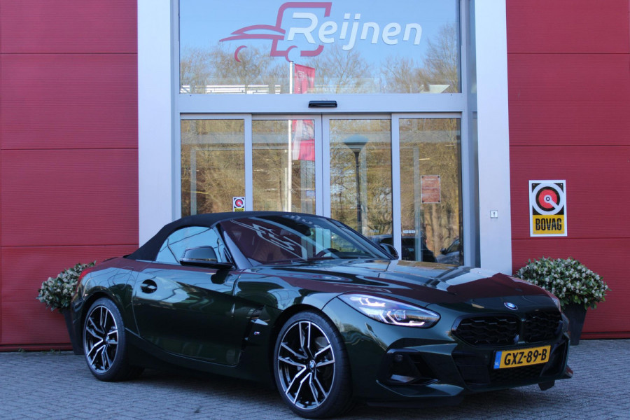 BMW Z4 ROADSTER sDRIVE 20i 197PK HIGH EXECUTIVE M-SPORT AUTOMAAT | M INTERIEURPAKKET  | M EXTERIEURPAKKET | M SPORTSTUUR | HARMAN KARDON | SFEERVERLICHTING IN 11 VERSCHILLENDE KLEUREN |19" VIJFDUBBELSPAAKS M SPORTWIELEN | NAVIGATIE | DRAADLOZE APPLE CARPLAY / ANDROID AUTO |  LEDER VERNASCA COGNAC | STOEL / STUUR VERWARMING | ACHTERUITRIJCAMERA | FULL LED KOPLAMPEN | SAFETY PAKKET | DODEHOEK DETECTIE |