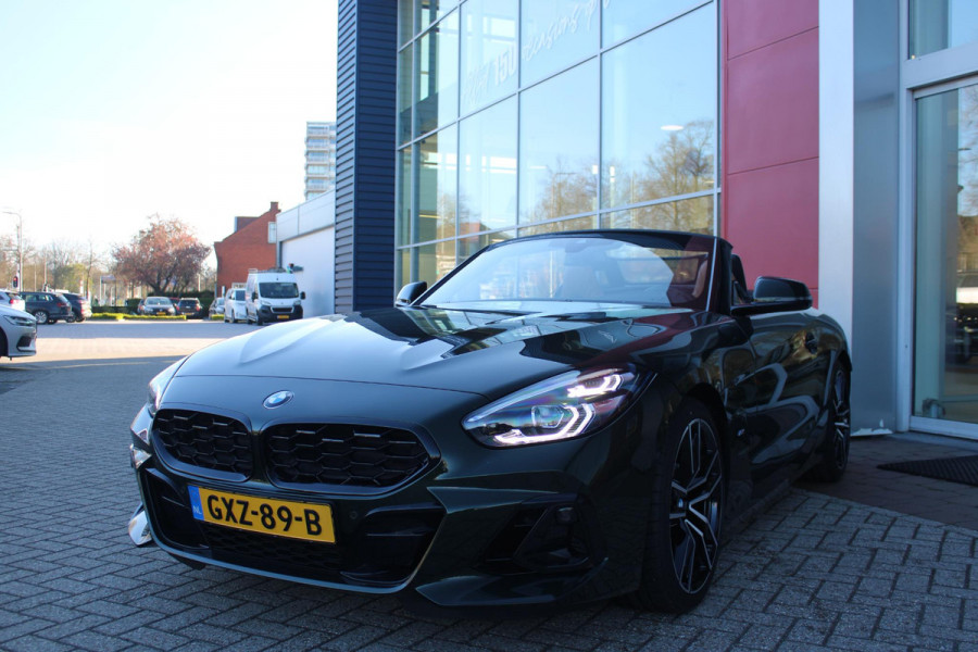 BMW Z4 ROADSTER sDRIVE 20i 197PK HIGH EXECUTIVE M-SPORT AUTOMAAT | M INTERIEURPAKKET  | M EXTERIEURPAKKET | M SPORTSTUUR | HARMAN KARDON | SFEERVERLICHTING IN 11 VERSCHILLENDE KLEUREN |19" VIJFDUBBELSPAAKS M SPORTWIELEN | NAVIGATIE | DRAADLOZE APPLE CARPLAY / ANDROID AUTO |  LEDER VERNASCA COGNAC | STOEL / STUUR VERWARMING | ACHTERUITRIJCAMERA | FULL LED KOPLAMPEN | SAFETY PAKKET | DODEHOEK DETECTIE |