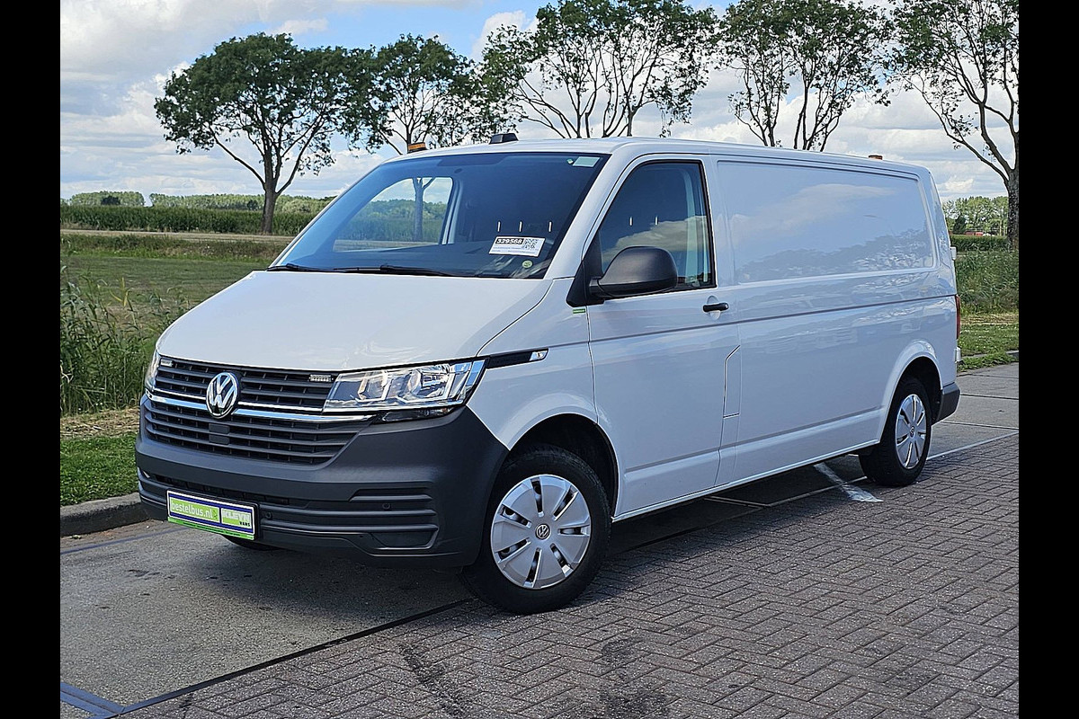 Volkswagen Transporter 2.0 TDI L2H1 L2H1, 150pk, Camera, Parkeersensoren, Trekhaak, Airco, Carplay, Werkplaatsinrichting