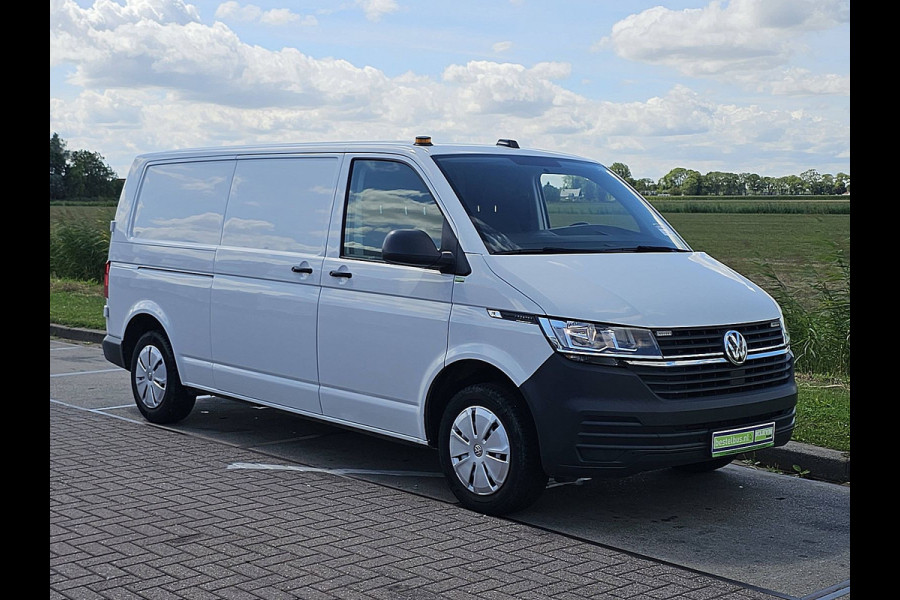 Volkswagen Transporter 2.0 TDI L2H1 L2H1, 150pk, Camera, Parkeersensoren, Trekhaak, Airco, Carplay, Werkplaatsinrichting