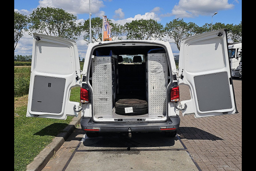 Volkswagen Transporter 2.0 TDI L2H1 L2H1, 150pk, Camera, Parkeersensoren, Trekhaak, Airco, Carplay, Werkplaatsinrichting
