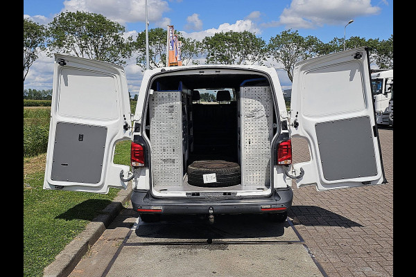 Volkswagen Transporter 2.0 TDI L2H1 L2H1, 150pk, Camera, Parkeersensoren, Trekhaak, Airco, Carplay, Werkplaatsinrichting