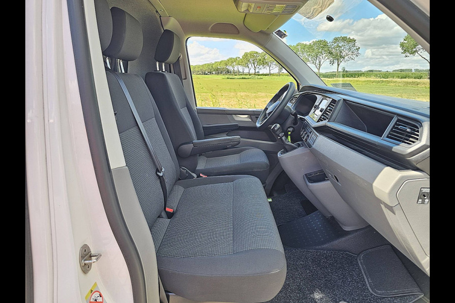 Volkswagen Transporter 2.0 TDI L2H1 L2H1, 150pk, Camera, Parkeersensoren, Trekhaak, Airco, Carplay, Werkplaatsinrichting