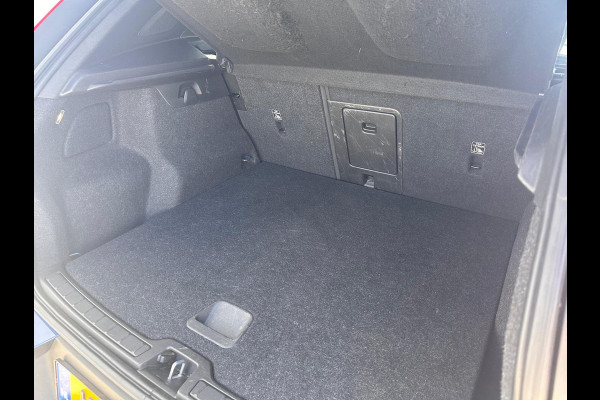 Volvo XC40 Recharge P8 AWD R-Design PANODAK | TREKHAAK| SOH 89.5.|